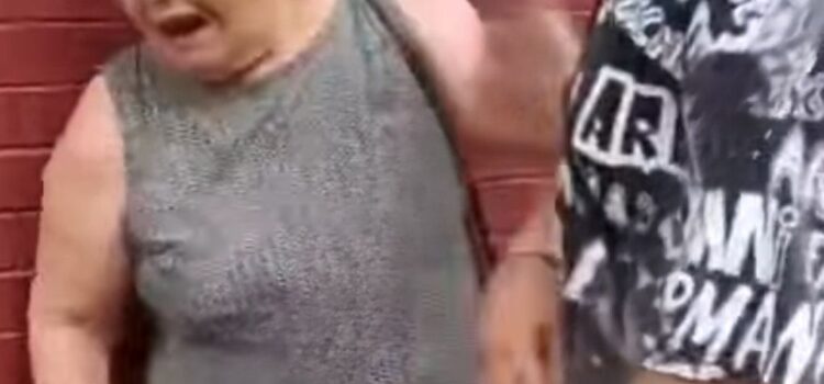 Mujer Agrede A Adultos Mayores En Plena Vía Pública (VIDEO AQUí)