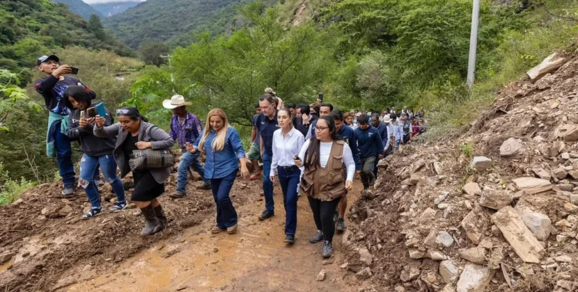 Claudia Sheinbaum conversa con habitantes de Querétaro durante su recorrido por zonas afectadas por lluvias.