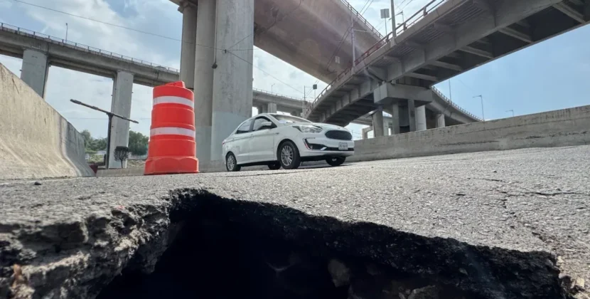 Grieta geológica bajo el puente de La Concordia en Iztapalapa tras fuertes lluvias.