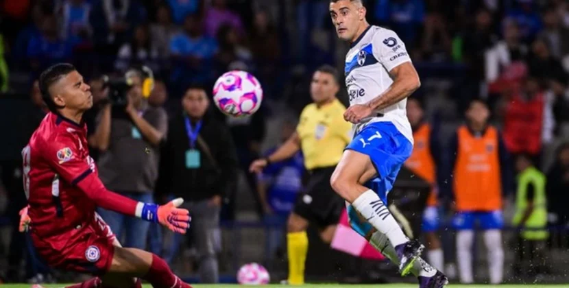 Aficionados y policías en el estadio Olímpico Universitario durante el partido Cruz Azul vs Monterrey.