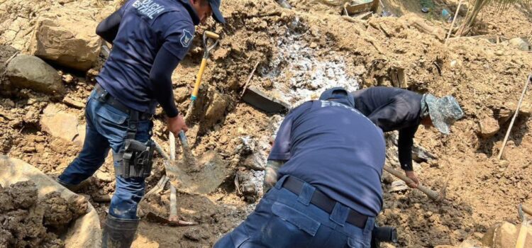 Policías Apoyan Limpieza De Viviendas Afectadas Por Lluvias En Acuautla, Huehuetla
