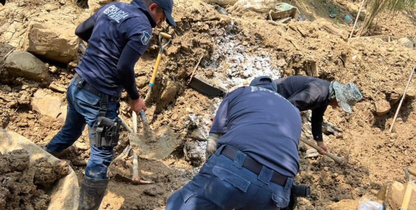 Policías Apoyan Limpieza De Viviendas Afectadas Por Lluvias En Acuautla, Huehuetla