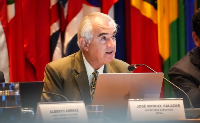 Gráfica de la Cepal sobre los niveles de pobreza y desigualdad en México y América Latina.