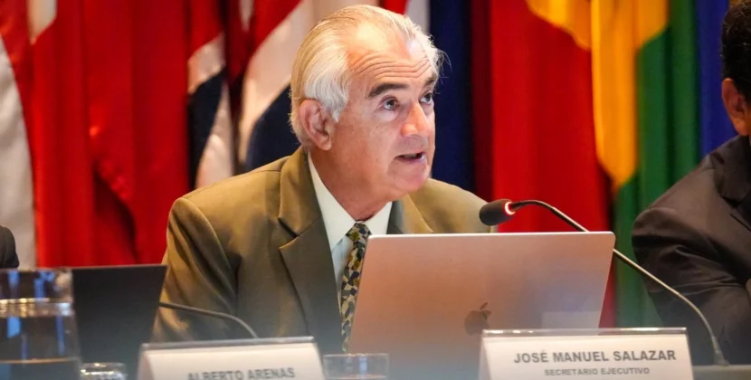 Gráfica de la Cepal sobre los niveles de pobreza y desigualdad en México y América Latina.