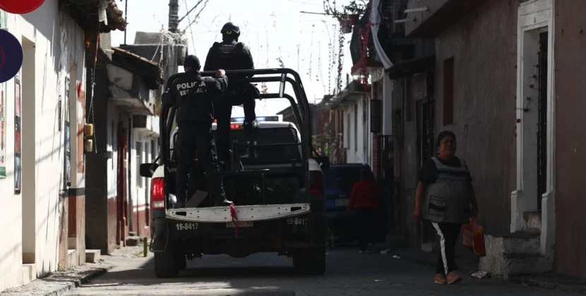 Módulo de atención del IMSS-Bienestar ofreciendo servicios de salud a jóvenes en Michoacán.