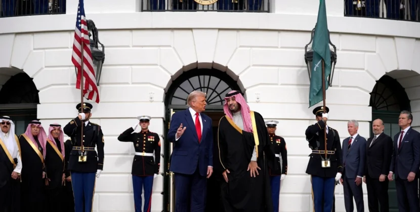 Trump y el príncipe heredero de Arabia Saudita, Mohamed bin Salman, posan frente a la Casa Blanca durante su encuentro oficial.