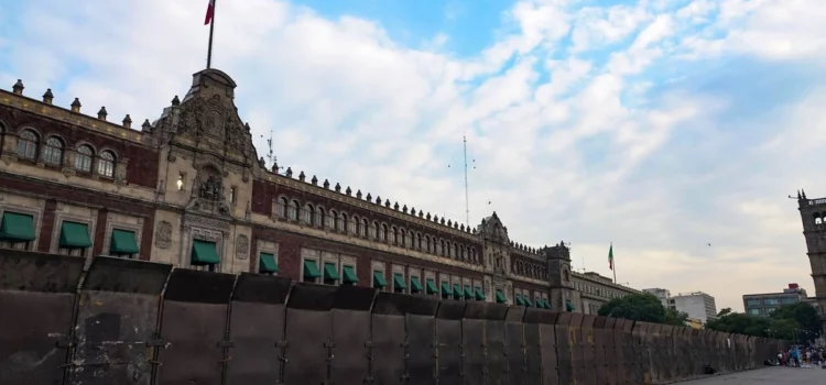 Palacio Nacional amanece blindado ante la marcha del 25N en CDMX