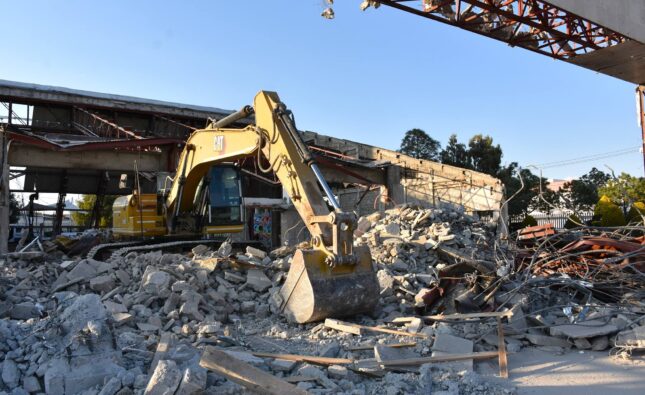 Avanza demolición del Salón de Plenos del Congreso del Estado